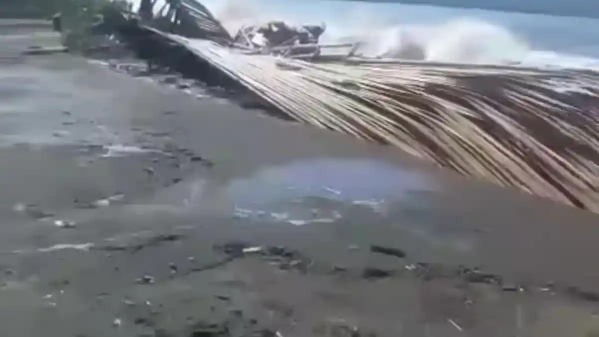 Ombak Rob  Hantam Pesisir Pantai Aimere Warga Panik Siap Mengungsi