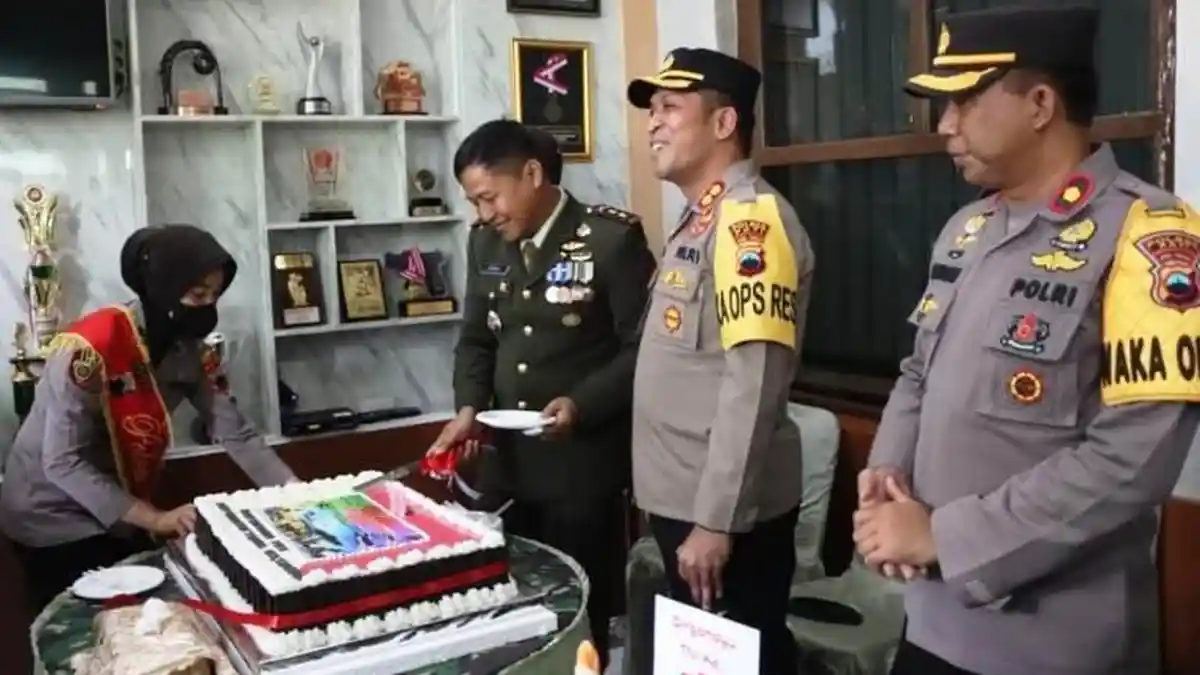 Polres Pati Menyambangi Kodim, Beri Kejutan Hari Ulang Tahun Ke-77 TNI