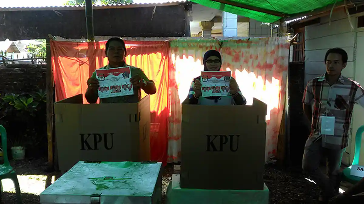 Usai Coblos Cagub Sulut, Bupati Bolmong Foto Bersama Warga