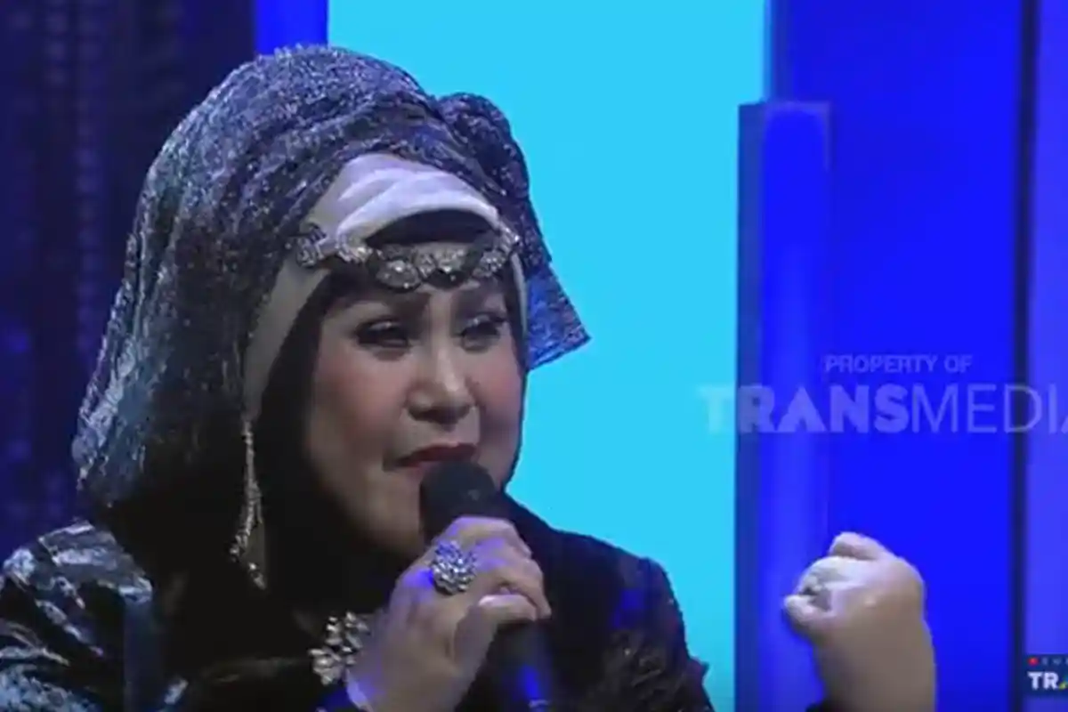 Elvy Sukaesih Tampak Tegar meski Anak-anaknya Dipenjara, Tetap Bergoyang Centil saat Berdendang