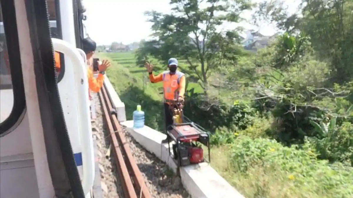 Sambut Mudik dan Libur Lebaran, PT KAI Daop 8 Surabaya Pastikan Jalur Kereta dalam Kondisi Prima