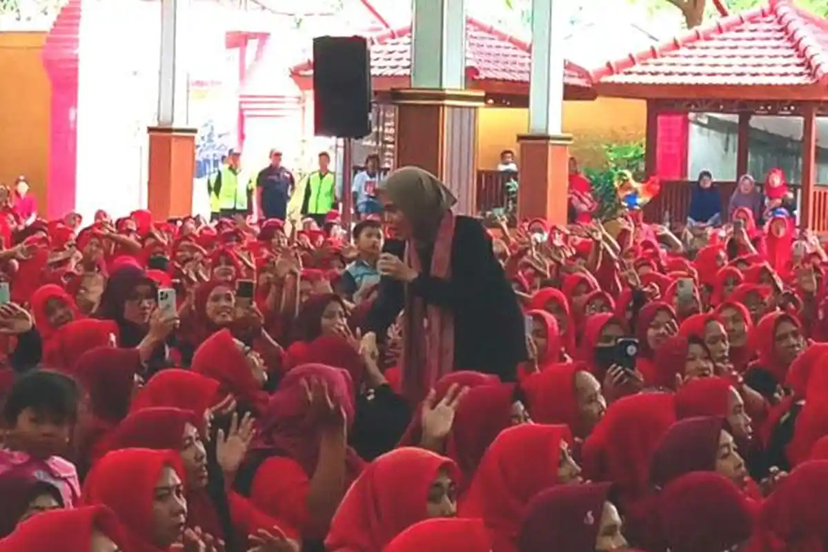 Siti Atikoh Sampaikan Komitmen Ganjar-Mahfud, Canangkan Program 1 Keluarga Miskin 1 Sarjana