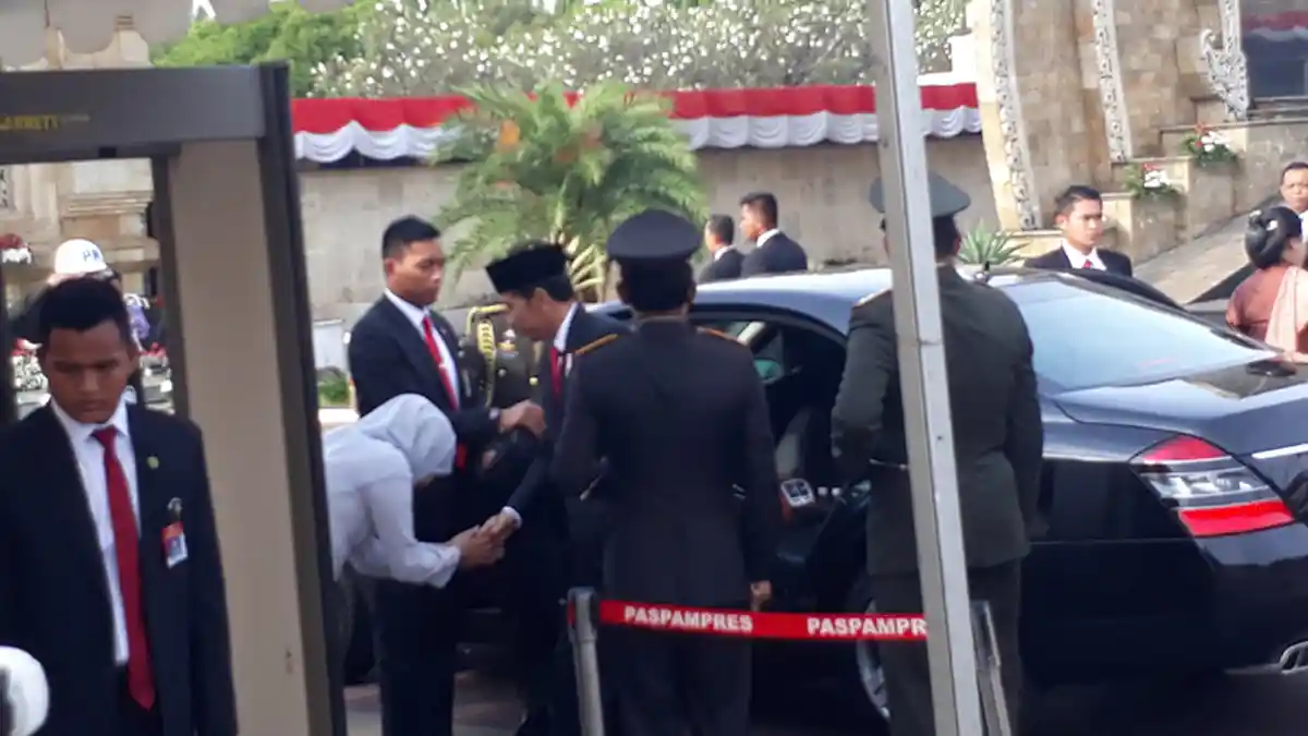 Menteri Sosial Sambut Jokowi di TMP Kalibata