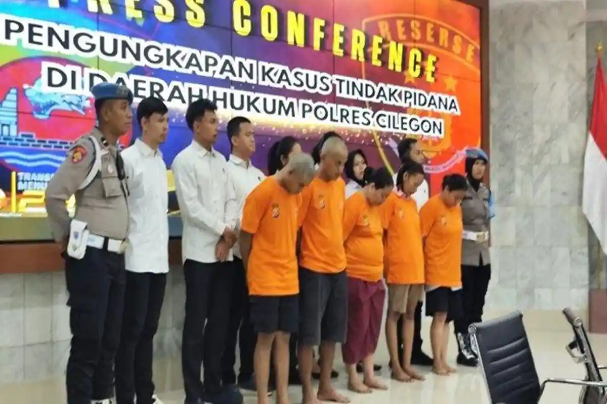 Detik-detik Wartawan Jambak Rambut Satu dari 5 Tersangka Pembunuh Bocah Asal Cilegon Wajah Dilakban