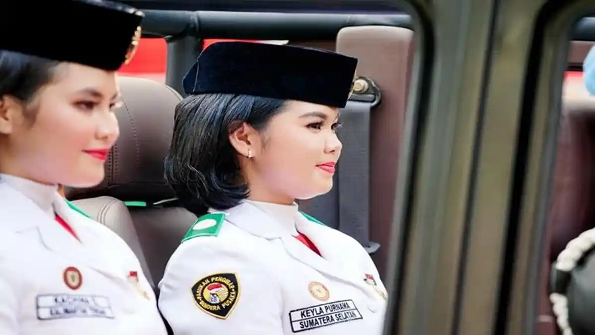 Keyla Paskibraka Asal Sumsel Bawa Replika Bendera Merah Putih dan Teks Proklamasi