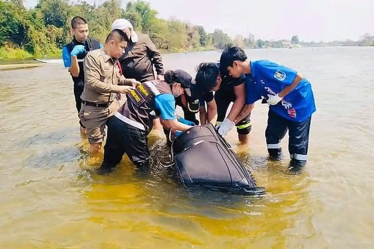 Warga Digegerkan Koper Mengambang di Sungai, Saat Dibuka Isinya Jasad Turis China Meringkuk