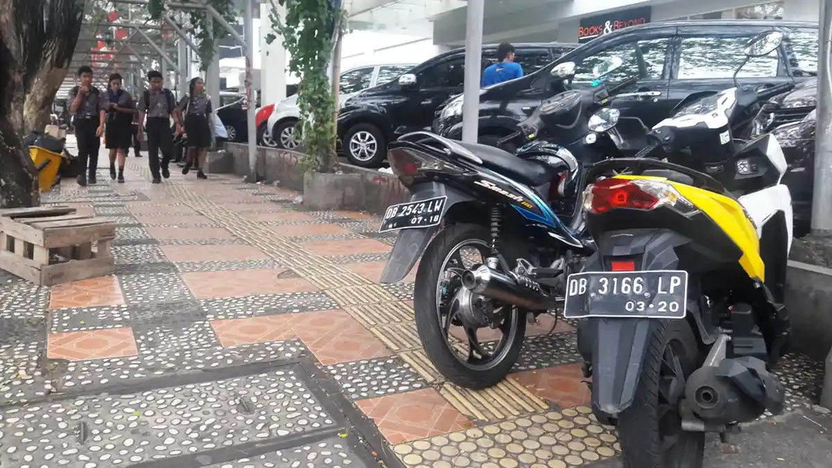Motor Petugas di Trotoar, Warga: Oh Kalau Mereka Boleh Parkir di Trotoar?