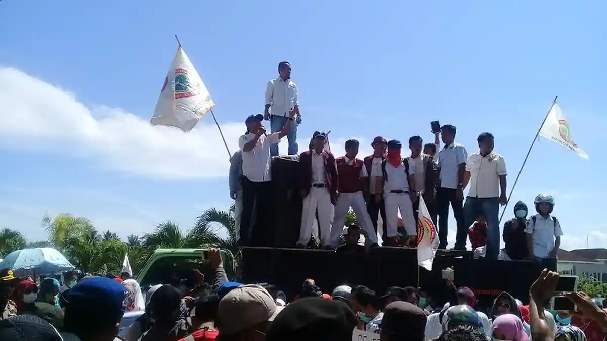 Perawat Demo di DPRD Sulbar, Tuntut Kenaikan Gaji Tolak Diskriminasi - demo-perawat-365_20170316_134203.jpg