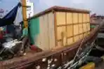 Nelayan Perbaiki Kapal Kayu