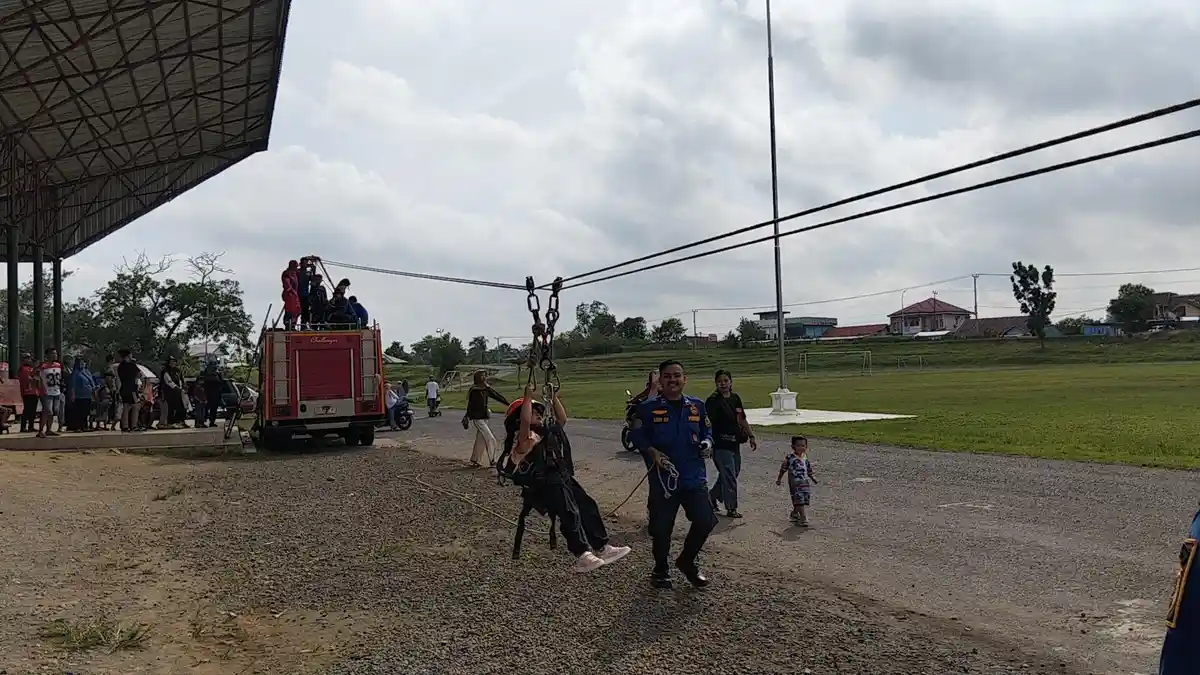 Anak-anak di PALI Senang, Ada Wanana Flying Fox Dadakan Gratis, Meluncur Memacu Adrenalin - Tribunsumsel.com