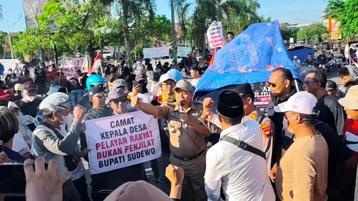 Koordinator AMPB Dianiaya dan Rumahnya Dibakar, Massa Demo Tuntut Pelaku Ditangkap