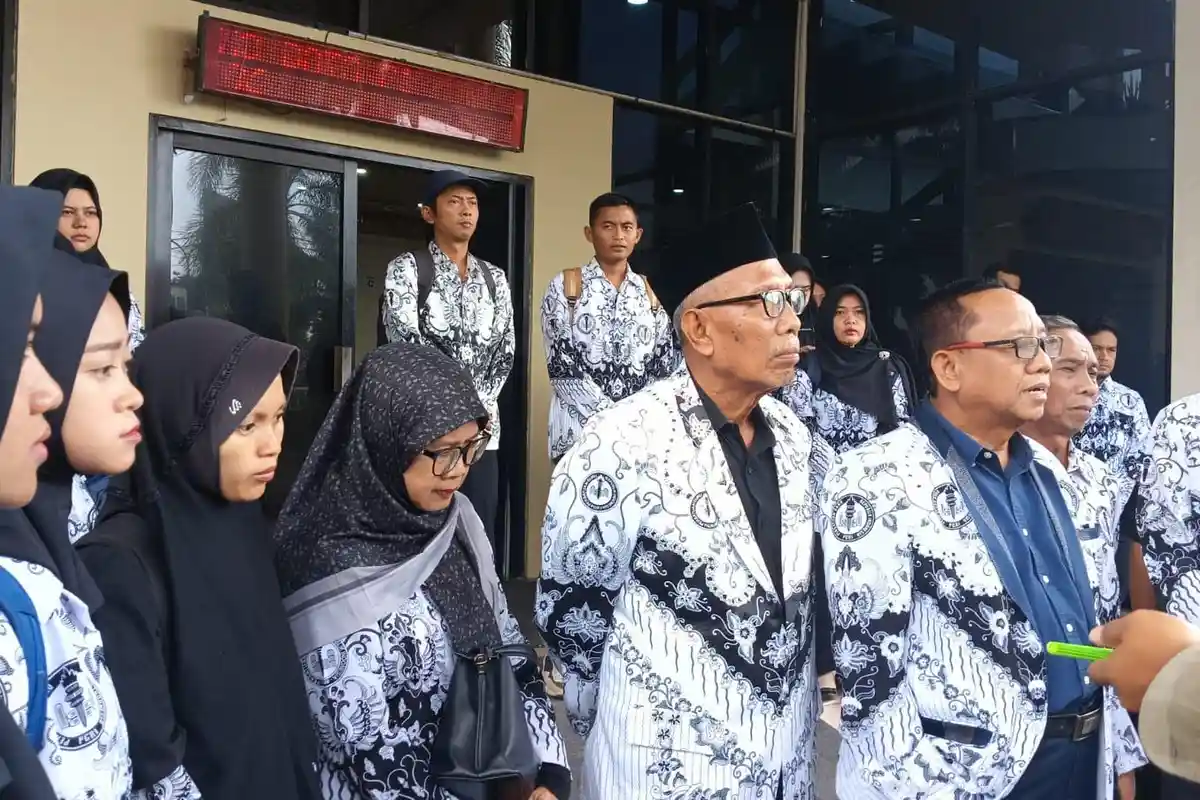 Batal Lolos Seleksi PPPK, Puluhan Guru Honorer Datangi Kantor DPRD Jember