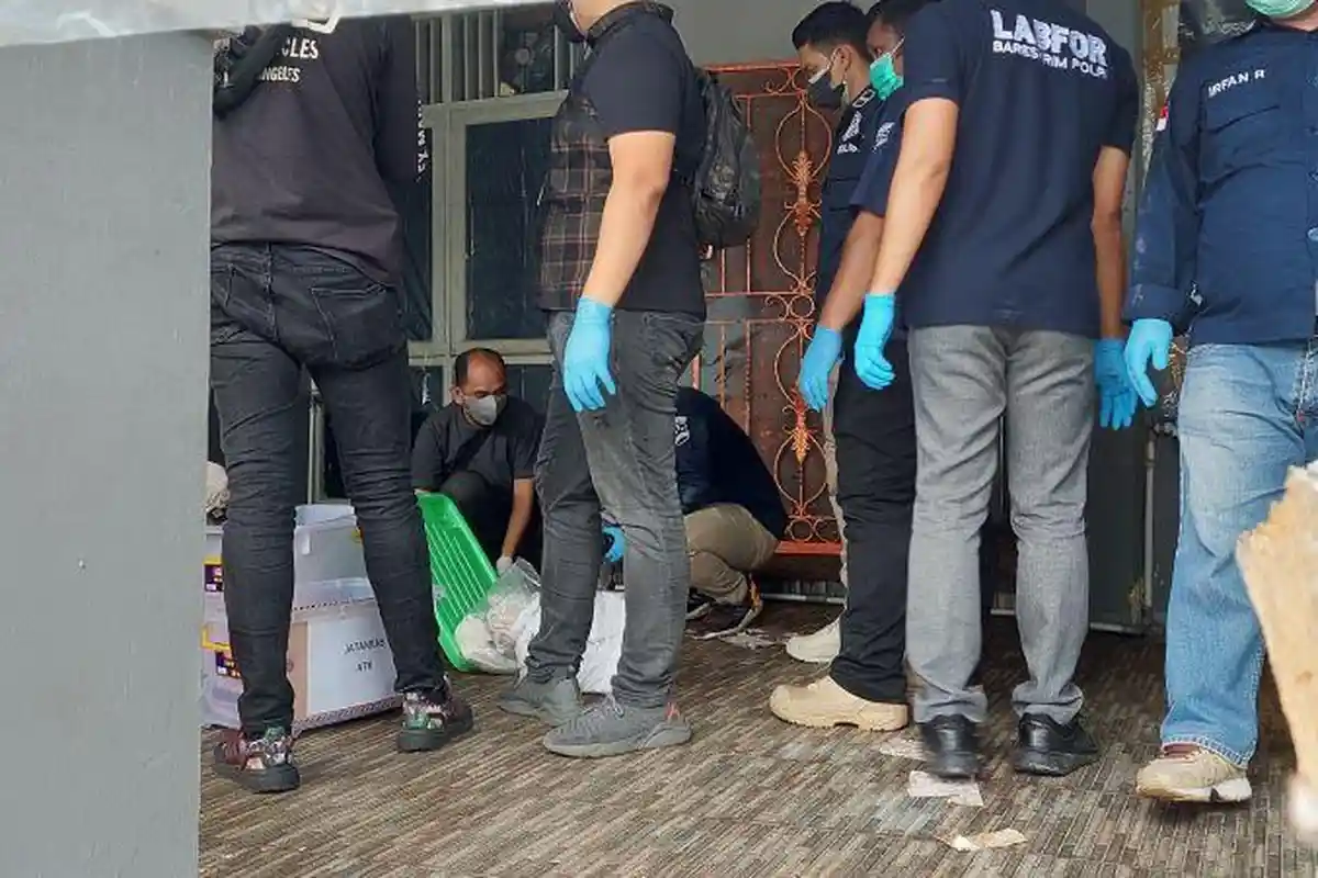 Tim Labfor Polda Metro Jaya Bawa Barang Bukti Usai Olah TKP Rumah Satu Keluarga yang Tewas di Jakbar