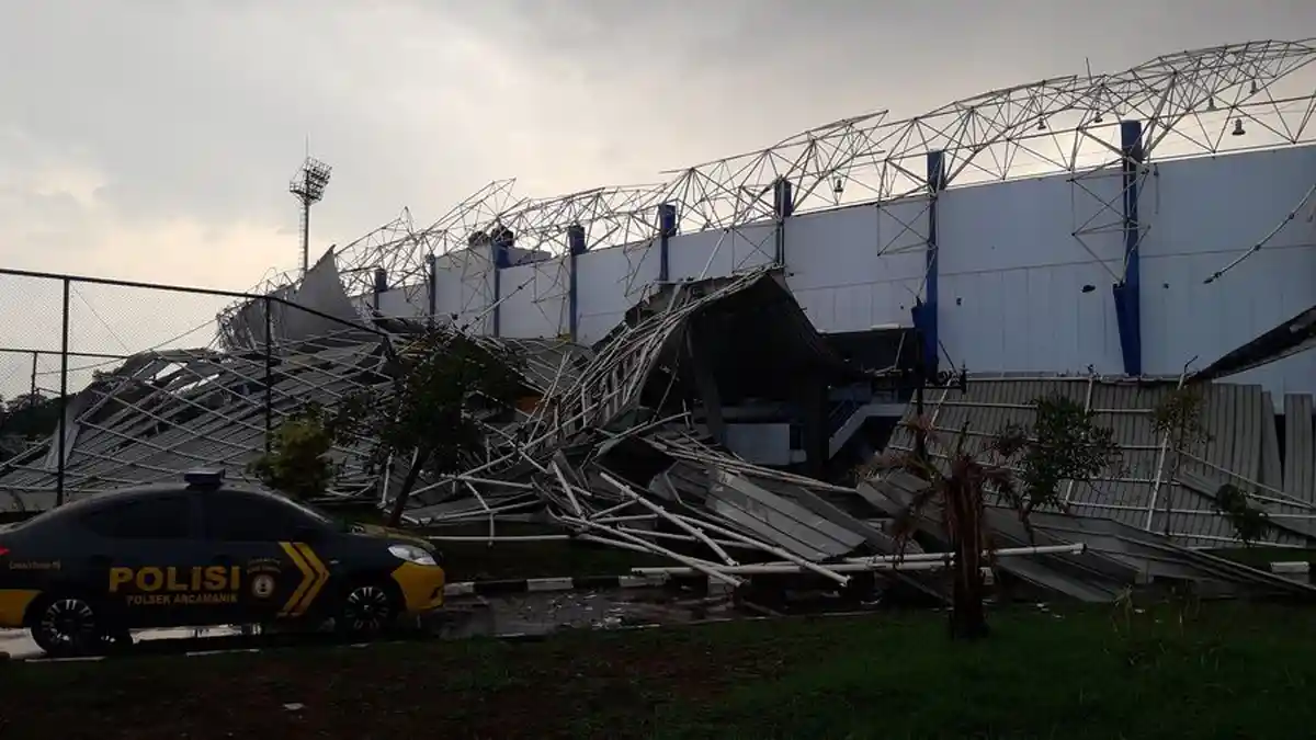 BREAKING NEWS: Atap dan Rangka GOR Arcamanik Ambruk Rata dengan Tanah