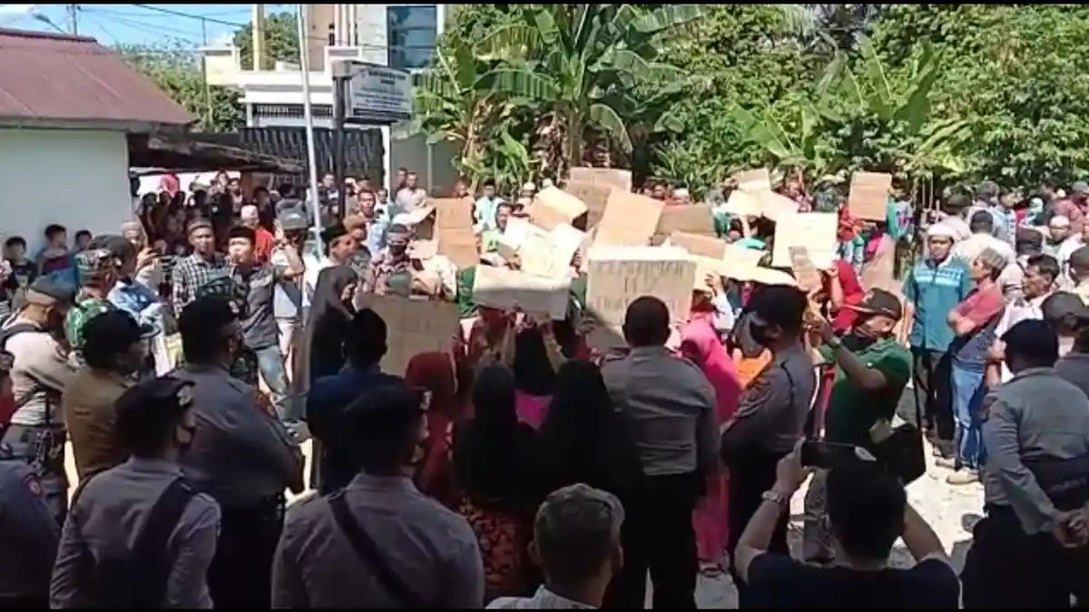 Ribut Soal BLT Covid-19, Ratusan Warga Geruduk Kantor Desa Bedaro
