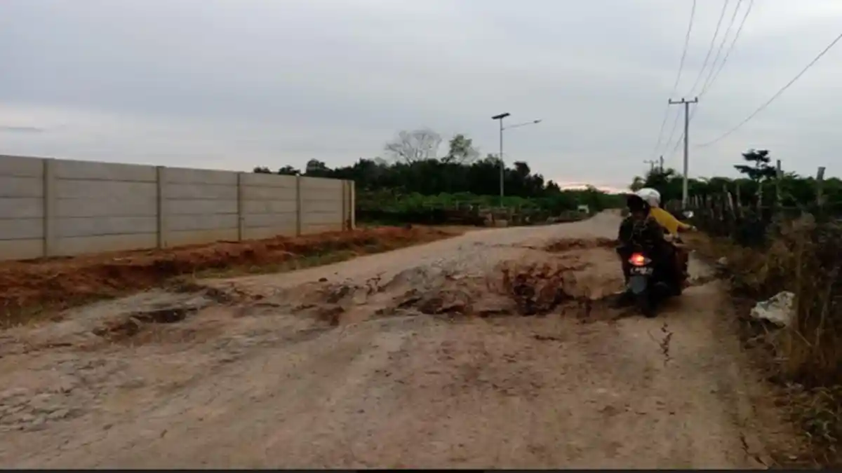 Kondisi Jalan di Gandus Ini Nyaris Hancur, Lokasinya Dekat Vila Herman Deru Gubernur Sumsel