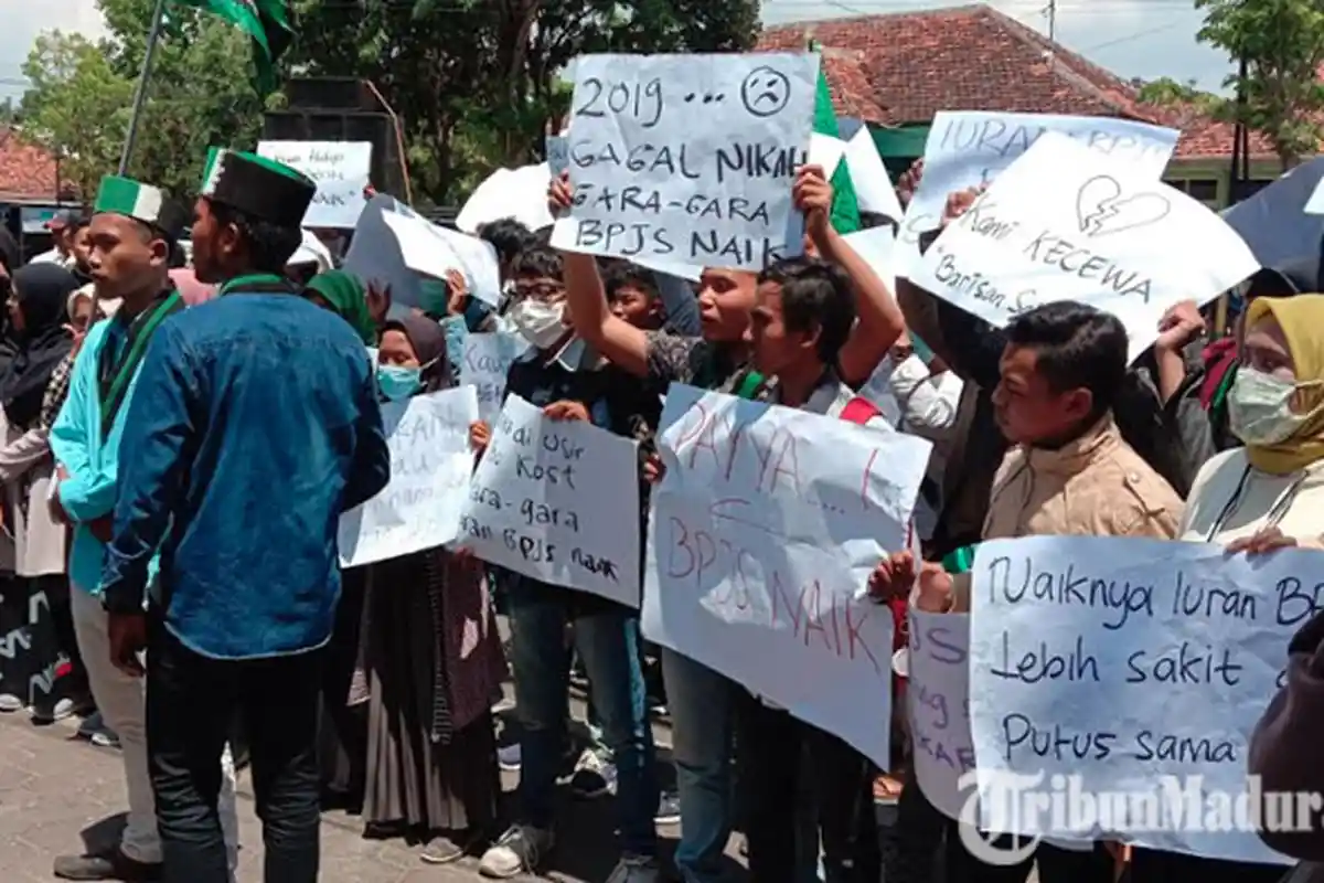 BREAKING NEWS - Ratusan Mahasiswa Pamekasan Tolak Kenaikan Iuran BPJS Kesehatan, Kepung Kantor DPRD