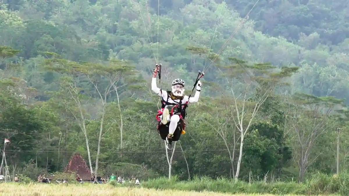 60 Atlet Ramaikan Girisembung Paralayang Wisata di Kulon Progo dengan Gunakan Kostum Pewayangan