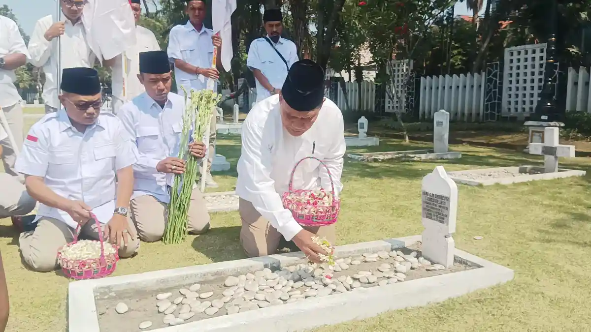 Momen BHS Ziarah ke Makam Menteri Perhubungan Pertama RI, Punya Peran Luar Biasa
