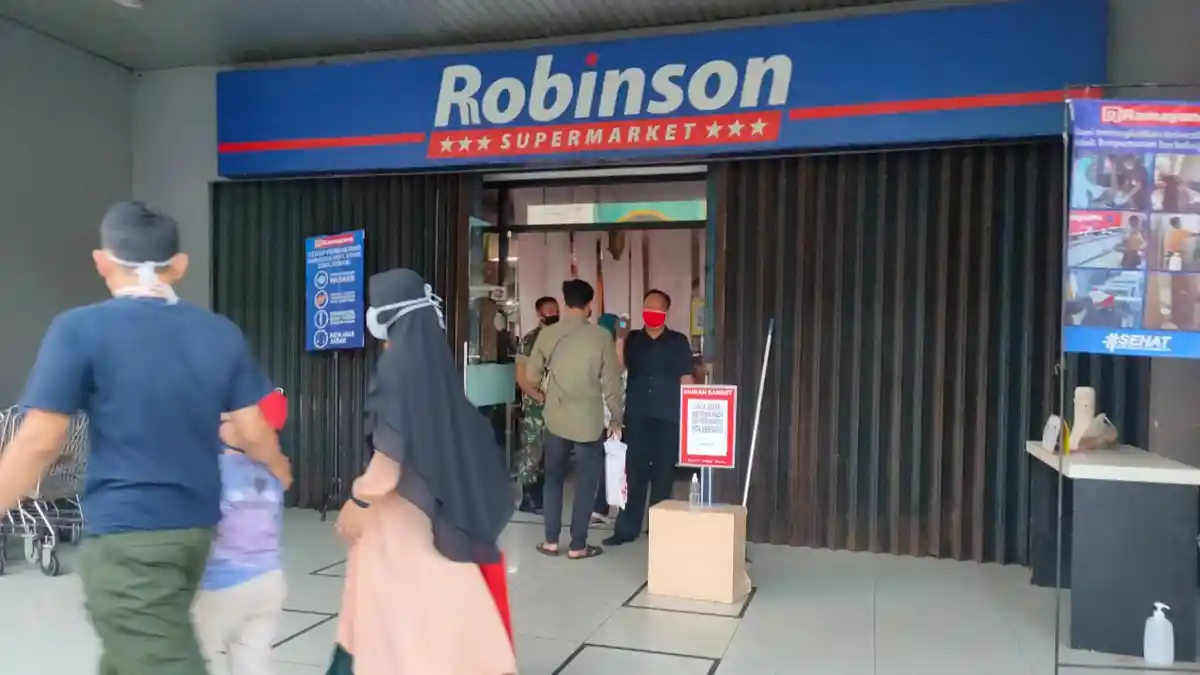 Pusat Perbelajaan di Bekasi Timur Ramai Pengunjung Meski Buka Setengah Pintu