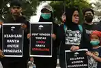 Massa Aksi Kamisan di Surabaya Ingatkan DPR Tak Kangkangi Konstitusi: Indonesia Darurat Demokrasi