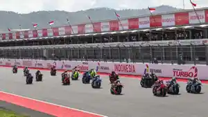 banjarmasin/Pebalap-elite-dunia-start-dalam-gelaran-sprint-race-MotoGP-Mandalika-2025.jpg