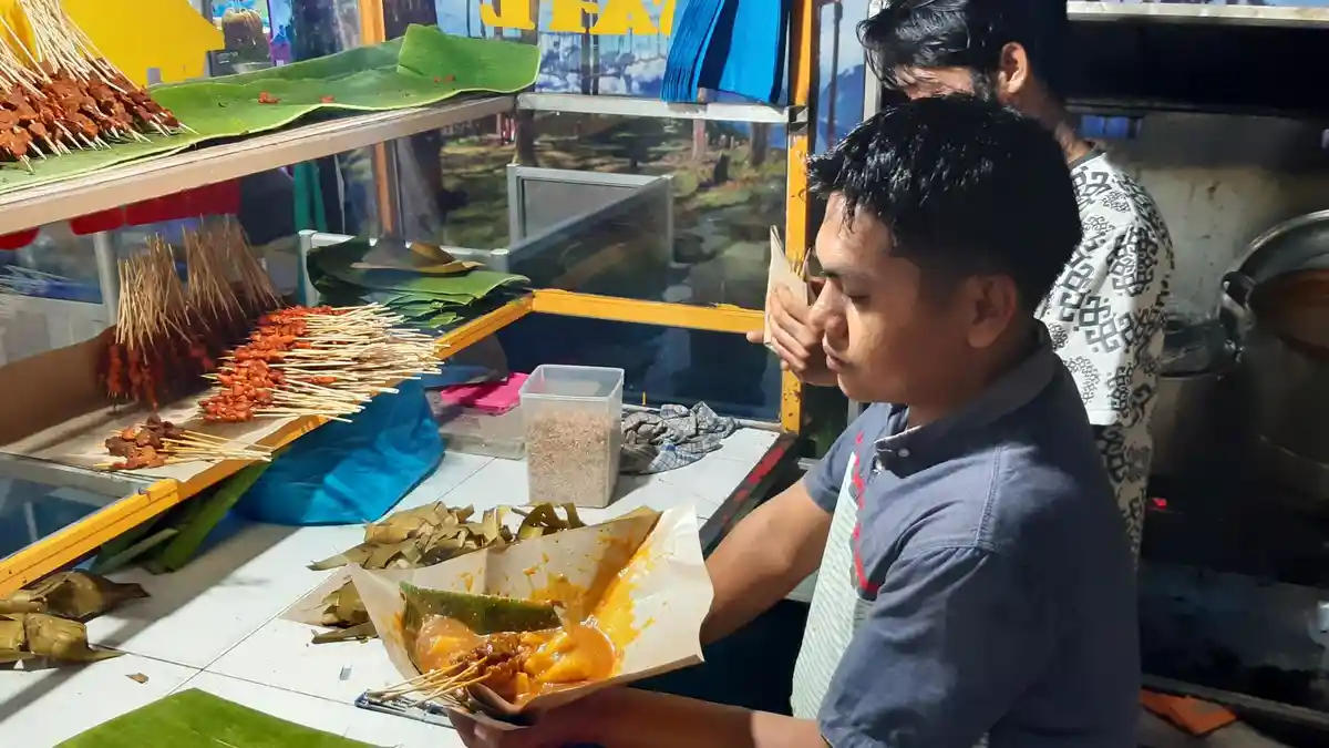 AWALNYA Jualan Keliling, Kini Pondok Sate Uda Roni Punya Tempat Sendiri dengan 3 Cabang