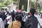 Ratusan-guru-honorer-melakukan-aksi-damai-di-kantor-Bupati-Deli.jpg