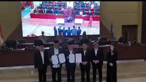 didampingi-jajaran-Pimpinan-DPRD-Tangsel-us.jpg