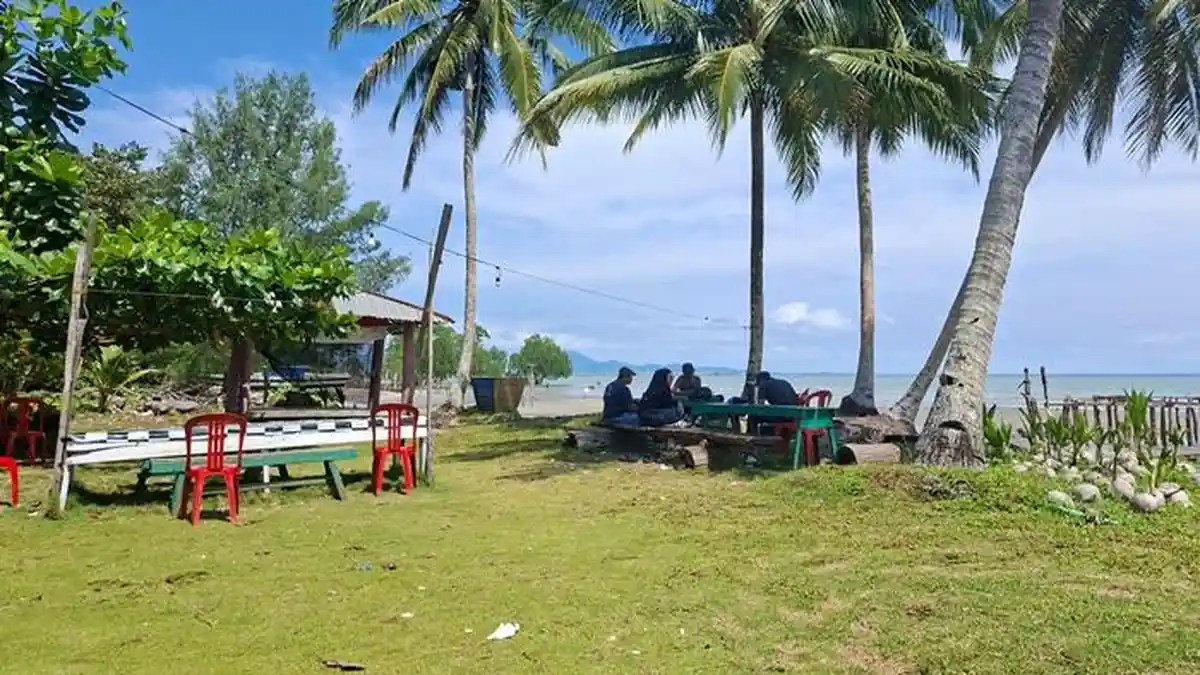 Wisata Kalsel: Berikut Fasilitas di Pantai Sarona Kotabaru, Bisa ...