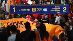 Evakuasi-Korban-Tabrakan-Kereta-di-Stasiun-Bekasi-Timur_20260428_090655.jpg