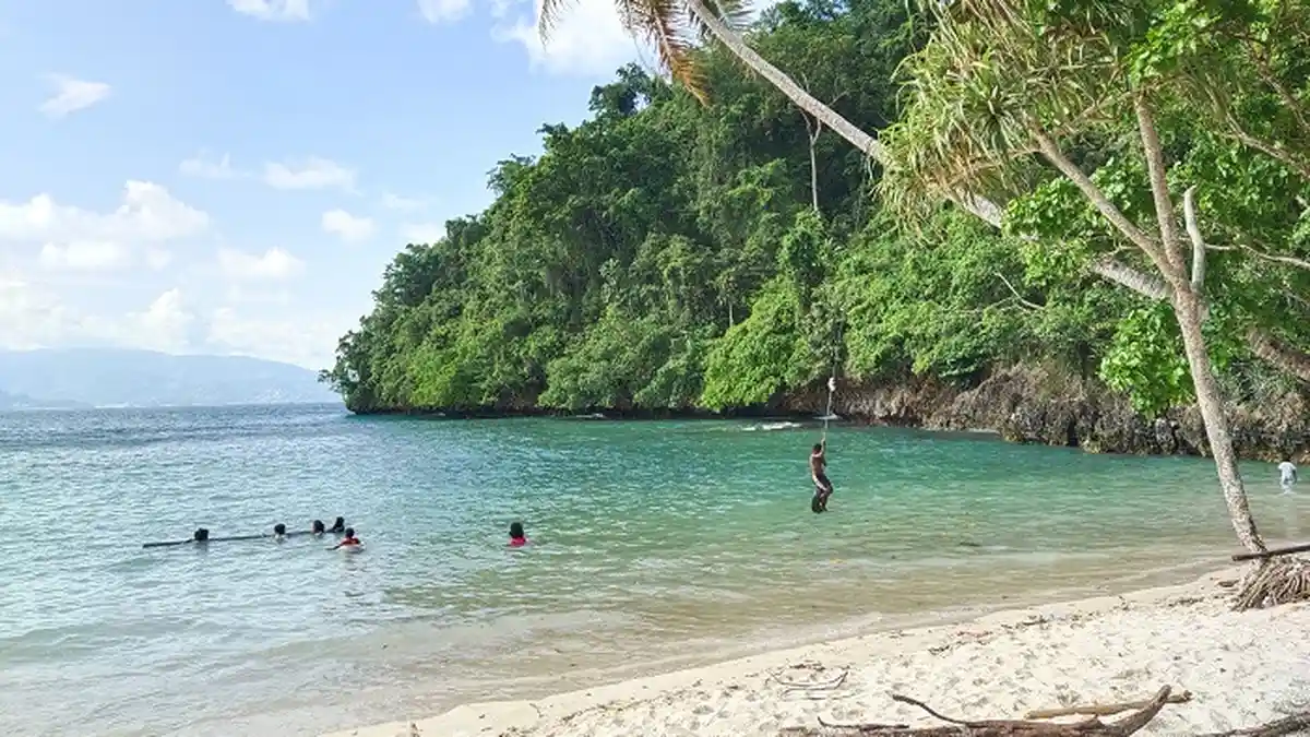 Wisata Papua: Cantiknya Pantai Pasir 2 di Jayapura