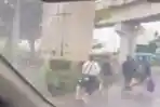 Sejumlah-masyarakat-terpaksa-harus-berjalan-kaki-menuju-Bandara-Internasional-Sultan.jpg