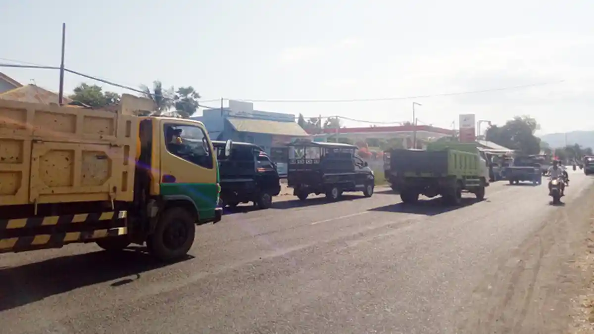 Puluhan Truk dan Pikap di Mbay Antre Isi BBM di SPBU