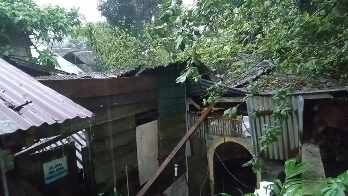 Angin Kencang Ambrukkan Atap Dua Rumah Warga