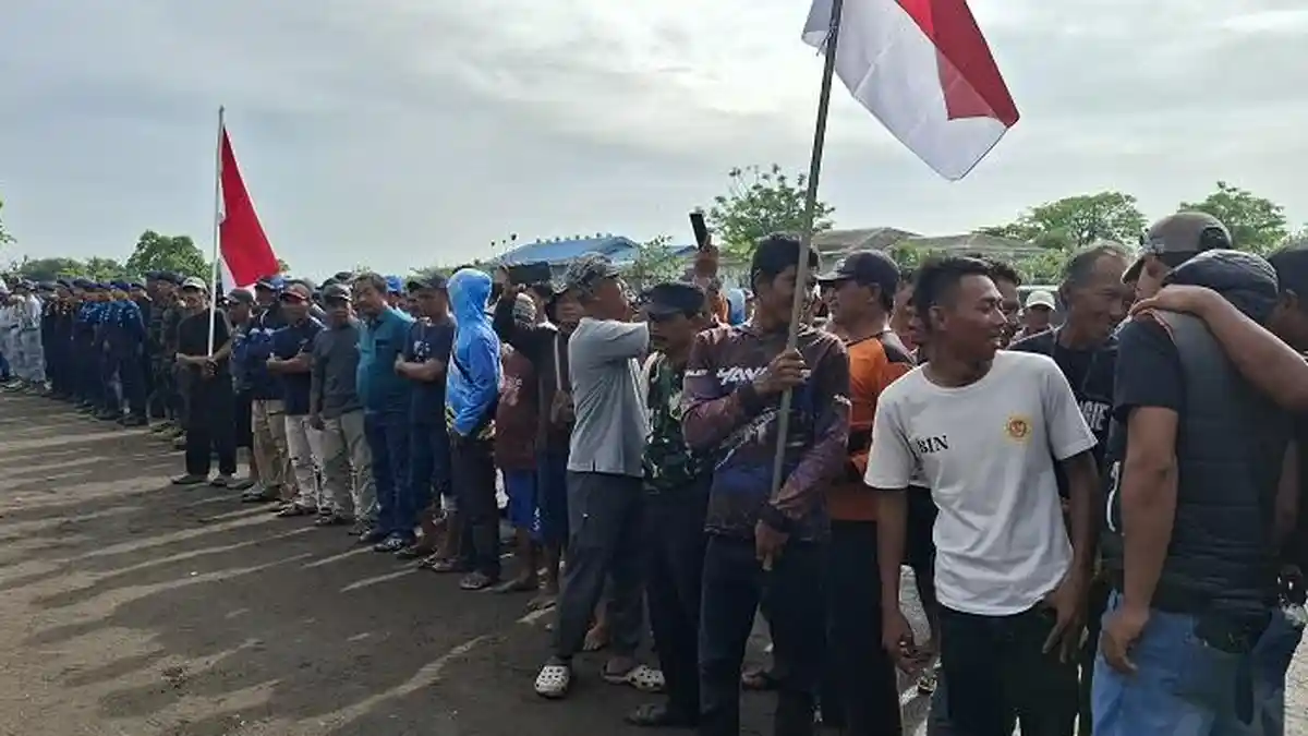 Nelayan Tanjung Pasir Bantu Bongkar Pagar Laut dengan Kerahkan 200-300 Kapal