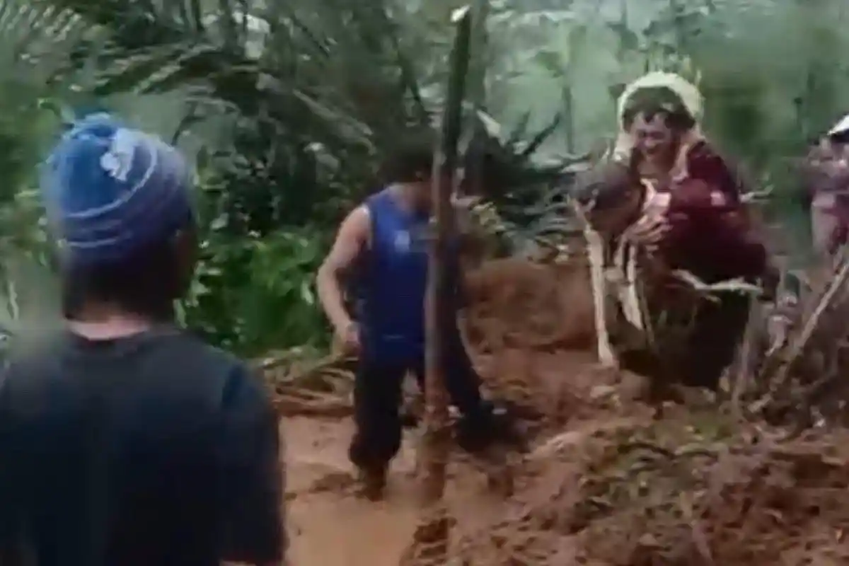 Viral, Pengantin Pria Gendong Pengantin Wanita Lewati Longsor di Wonosobo