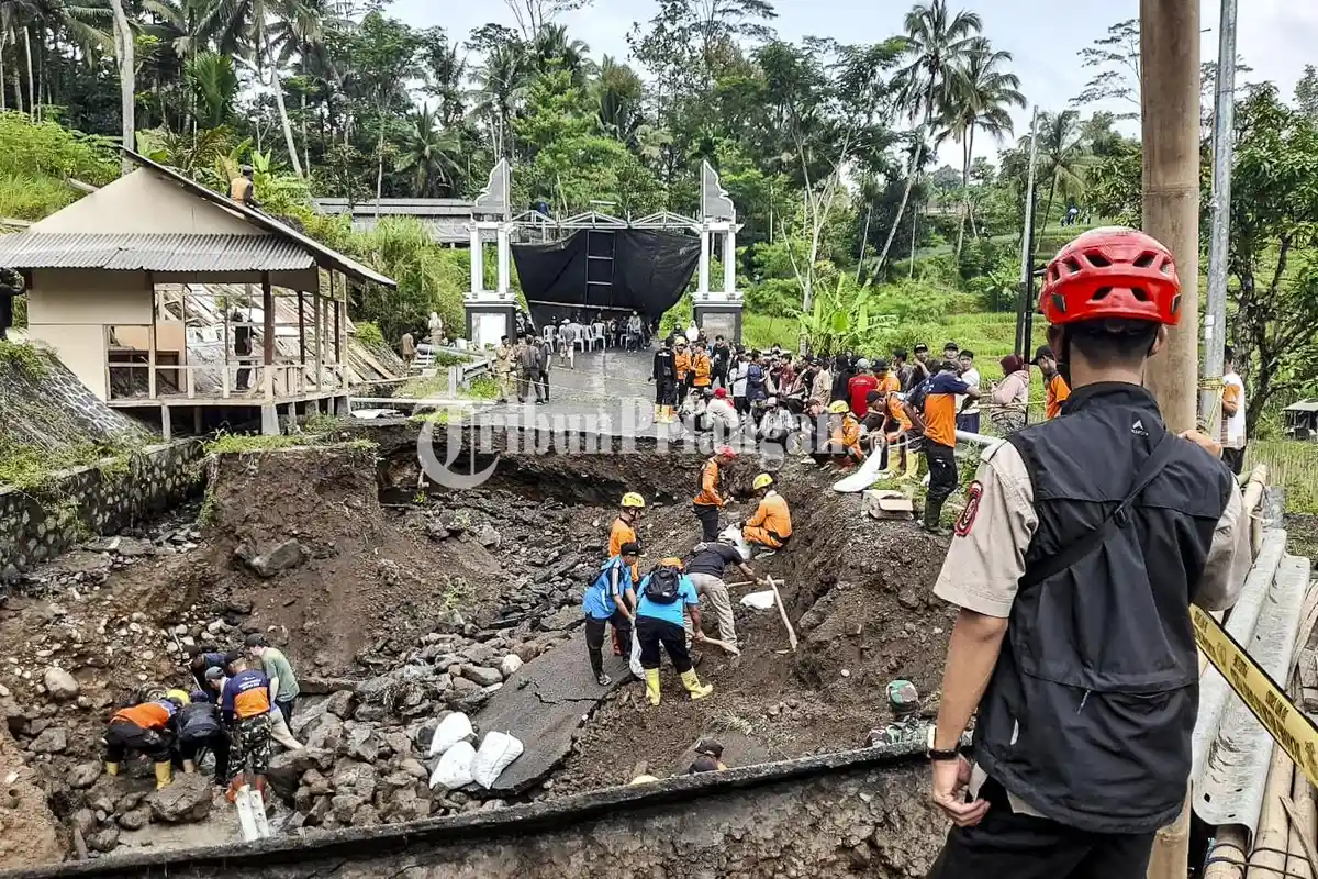 Perbaikan Jembatan Cisolok yang Roboh Hambat Distribusi Sayuran ke Pasar