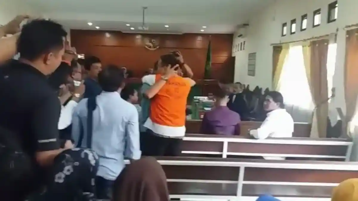 Terdakwa Kasus Mercy Vs Honda Beat Disambut Ayah Korban di Ruang Sidang, Minta Maaf saat Dipeluk