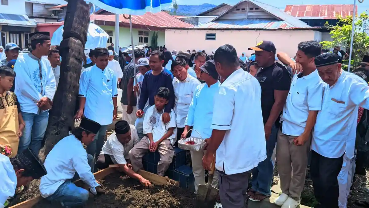 Tangis Pecah Anak Korban Longsor di Botu Gorontalo saat Pemakaman: Siapa yang Mau Saya Ajak Bicara
