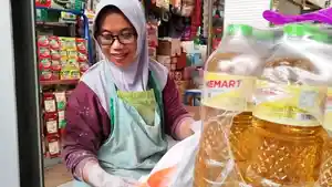 Pedagang-Pasar-Kranggan-menjelaskan-kenaikan-harga-Minyakita-dari-Rp-18000-jadi-Rp-22000.jpg