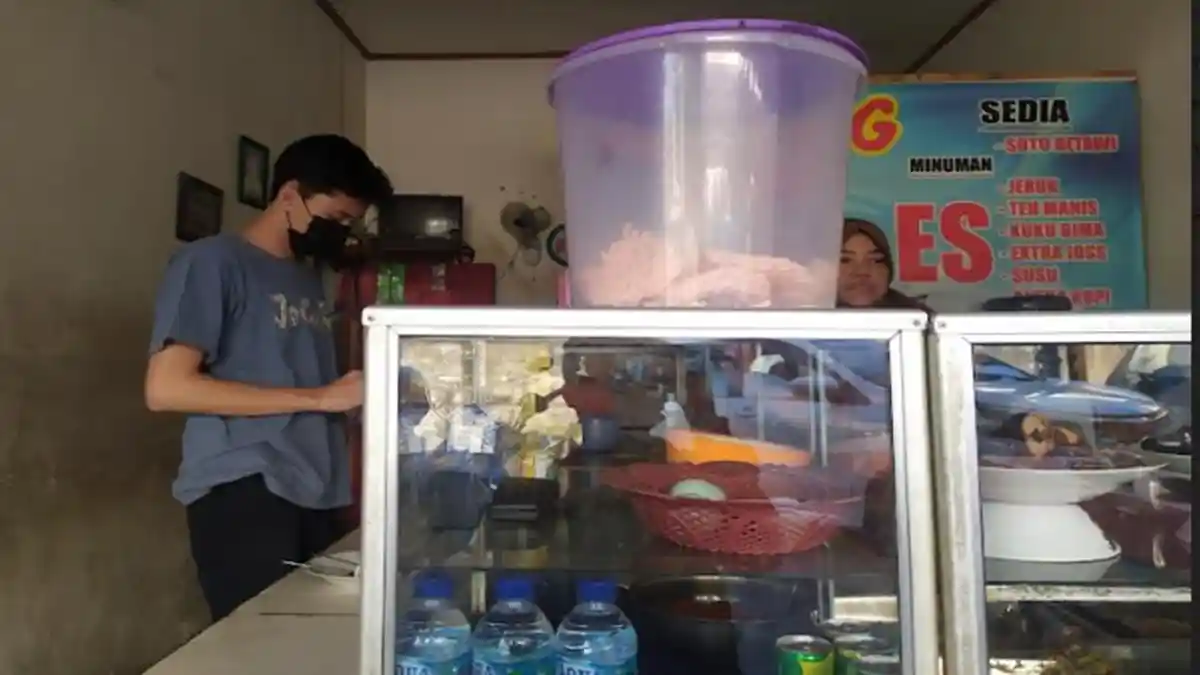 Inilah Pasukan yang Bertugas Mengawasi Pengunjung Makan di Warteg Selama 20 Menit