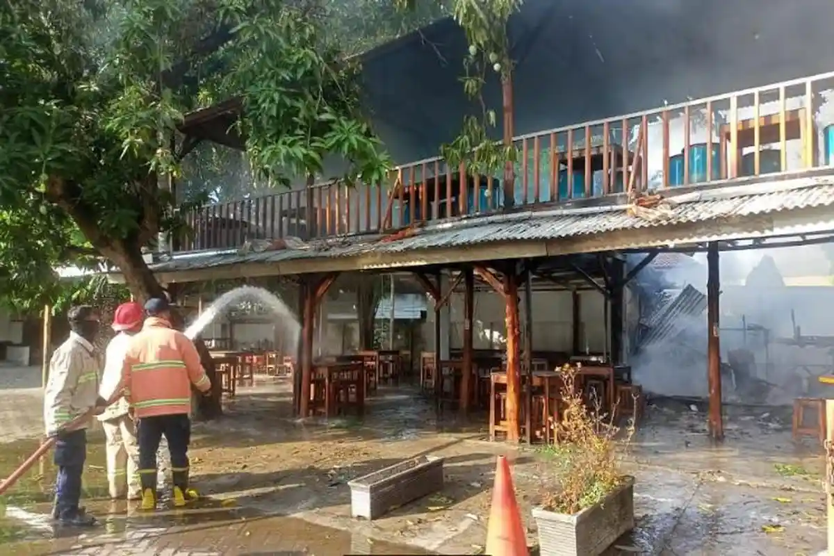 Kebakaran Hebat Kafe dan Gudang Audio di Lamongan, Kerugian Capai Ratusan Juta Rupiah