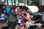 mahasiswi-menyerahkan-bantuan-paket-sembako-kepada-para-tukang-becak-di-halaman-Polres-Tulungagung.jpg