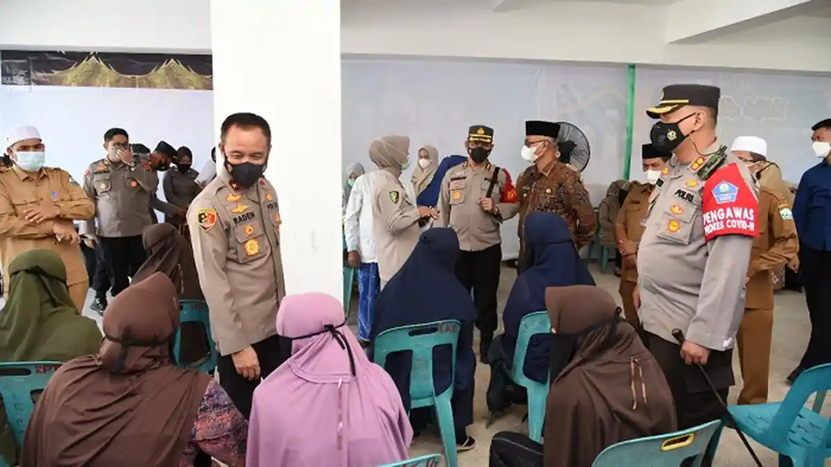 Wakapolda Aceh Tinjau Vaksinasi Covid-19 di Dayah MUDI Mesra Samalanga