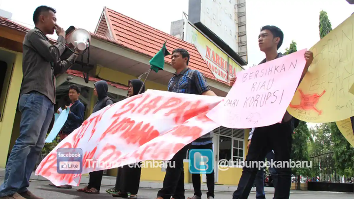 FOTO : HMI Pekanbaru Demo Kantor Kejati Riau - demo-hmi-di-kejati-riau_20160303_211213.jpg