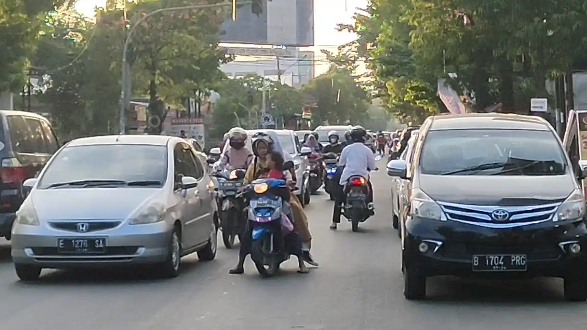 Ada Razia, Sejumlah Pengendara Motor di Indramayu Putar Balik dan Lawan ...