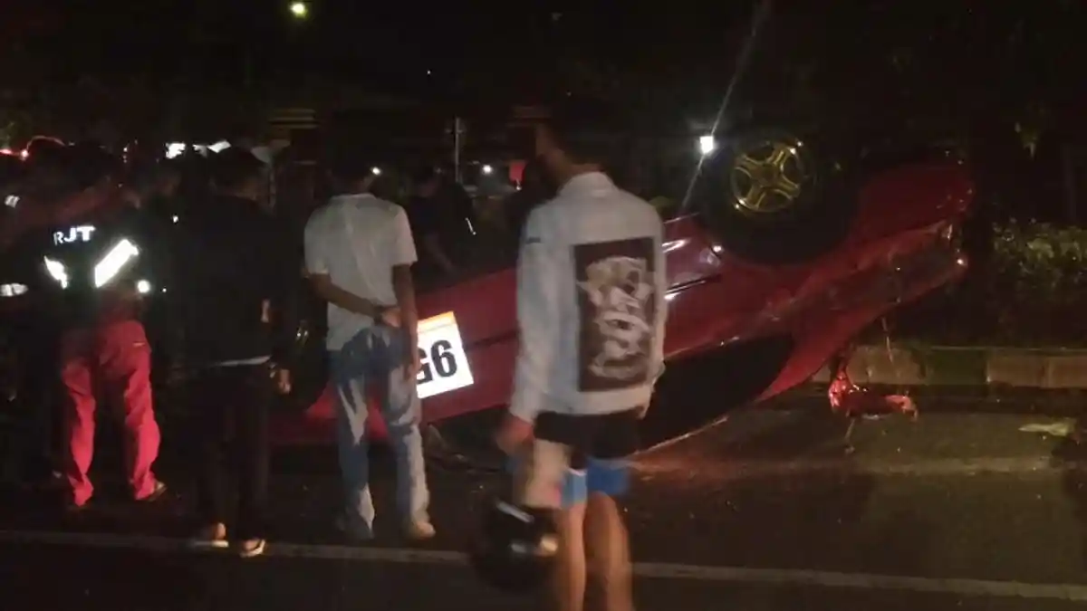 Diduga Ngantuk, Mobil Mazda Kecepatan Tinggi Tabrak Median Jalan Dan Terbalik Di Kota Malang