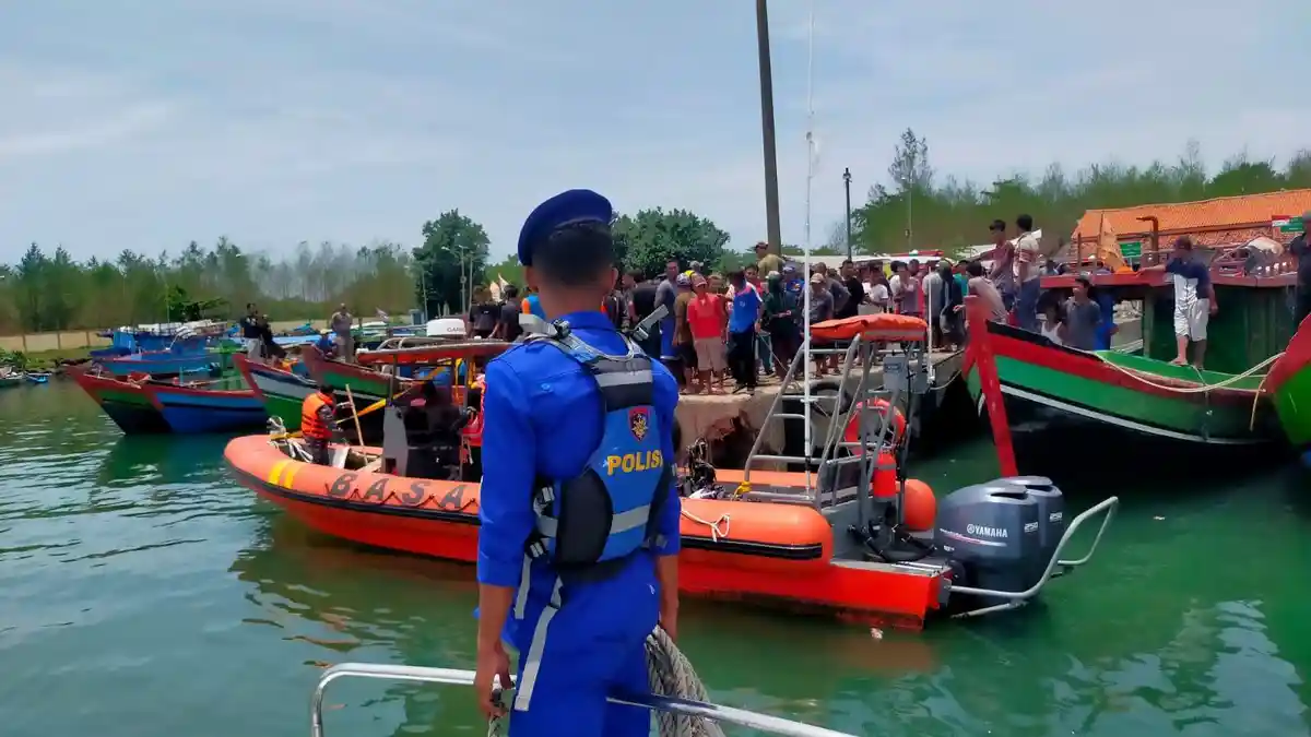 Dua Nelayan Tenggelam Setelah Kapal GPRJ Disapu Gelombang Tinggi di Cilacap