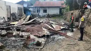 TERBAKAR-Rumah-milik-Nining-Lapang-di-Mano.jpg